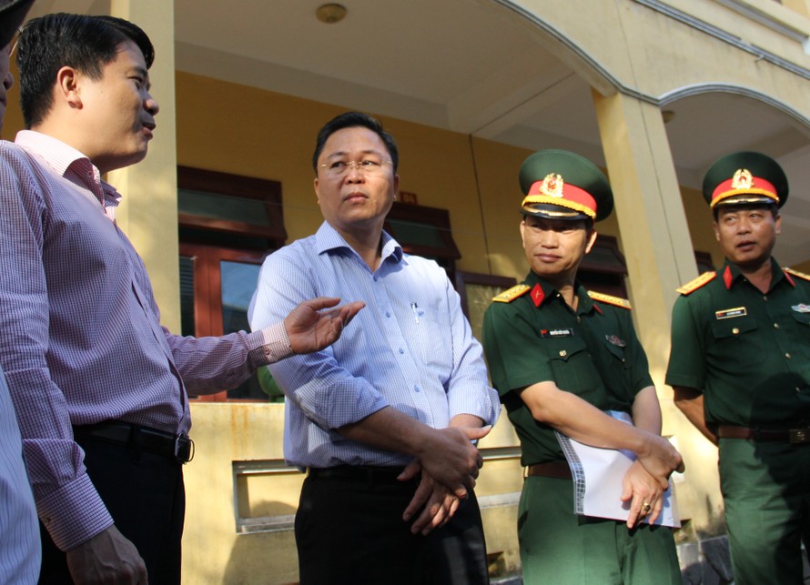Ông Lê Trí Thanh - Chủ tịch UBND tỉnh Quảng Nam (thứ 2 từ trái sang) kiểm tra công tác phòng, chống dịch Covid 19 trên địa bàn