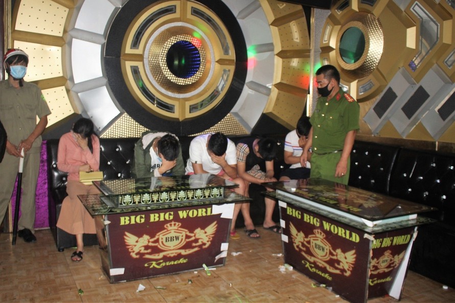 Lực lượng chức năng bắt quả tang 11 thanh niên nam nữ bày "tiệc ma túy" trong quá Karaoke Big Big World