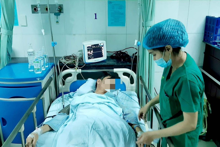 Bệnh nhân bị cây gỗ đâm thủng bụng đã được phẩu thuật thành công, đang tiếp tục được điều trị tại Bệnh viện Đa khoa Vĩnh Đức. ảnh BVCC