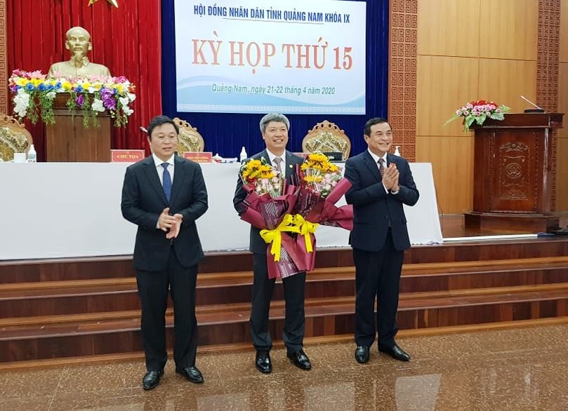 Ông Hồ Quang Bửu (giữa) là tân Phó chủ tịch UBND tỉnh Quảng Nam