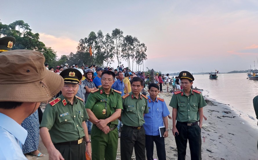 Thiếu tướng Nguyễn Đức Dũng - Giám đốc Công an tỉnh Quảng Nam chỉ đạo tìm kiếm cứu nạn
