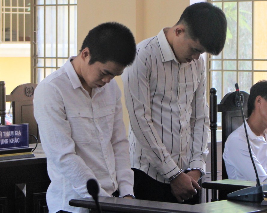 Bị cáo Vinh và Khánh tại tòa