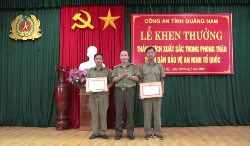 Công an tỉnh Quảng Nam trao Giấy khen cho công dân đã báo tin và 2 bảo vệ dân phố. ảnh Minh Tuấn