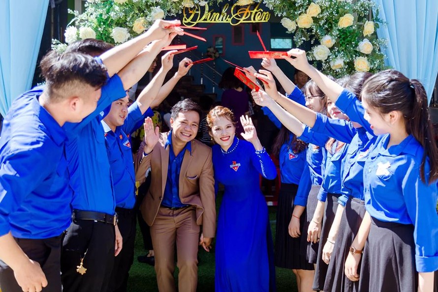 Văn Trân - Hạnh Nữ ấn tượng khi diện áo Đoàn thanh niên trong lễ đính hôn. ảnh Huy Nguyễn