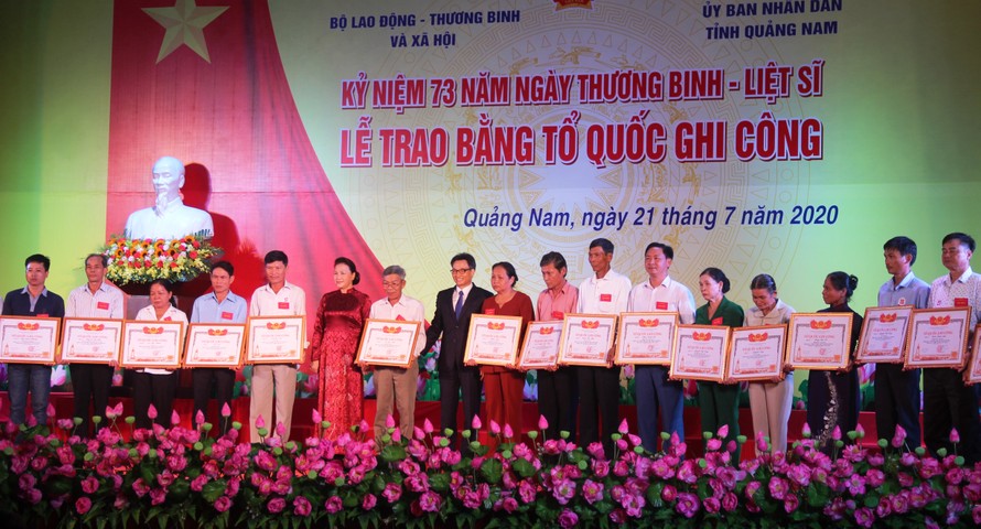 Chủ tịch Quốc hội Nguyễn Thị Kim Ngân, Phó Thủ tướng Vũ Đức Đam trao Bằng Tổ quốc Ghi công cho thân nhân gia đình liệt sỹ tại buổi lễ. ảnh H. Văn