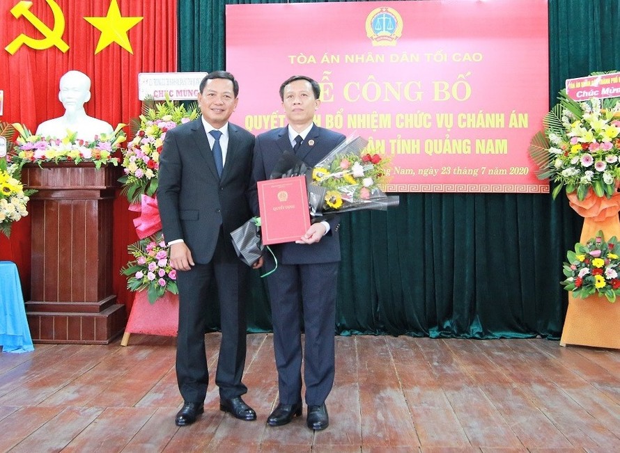 Ông Đặng Quốc Lộc (bìa phải) là tân Chánh án TAND tỉnh Quảng Nam
