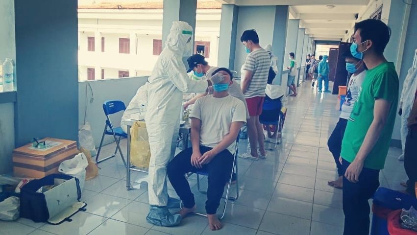 Ngành Y tế Quảng Nam lấy mẫu xét nghiệm cho các công dân trở về từ nước ngoài tại khu cách ly tập trung.