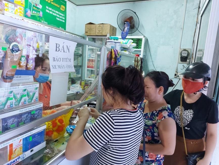 Người dân Quảng Nam mua khẩu trang, nước sát khuẩn để phòng chống dịch COVID- 19. Ảnh H. Văn