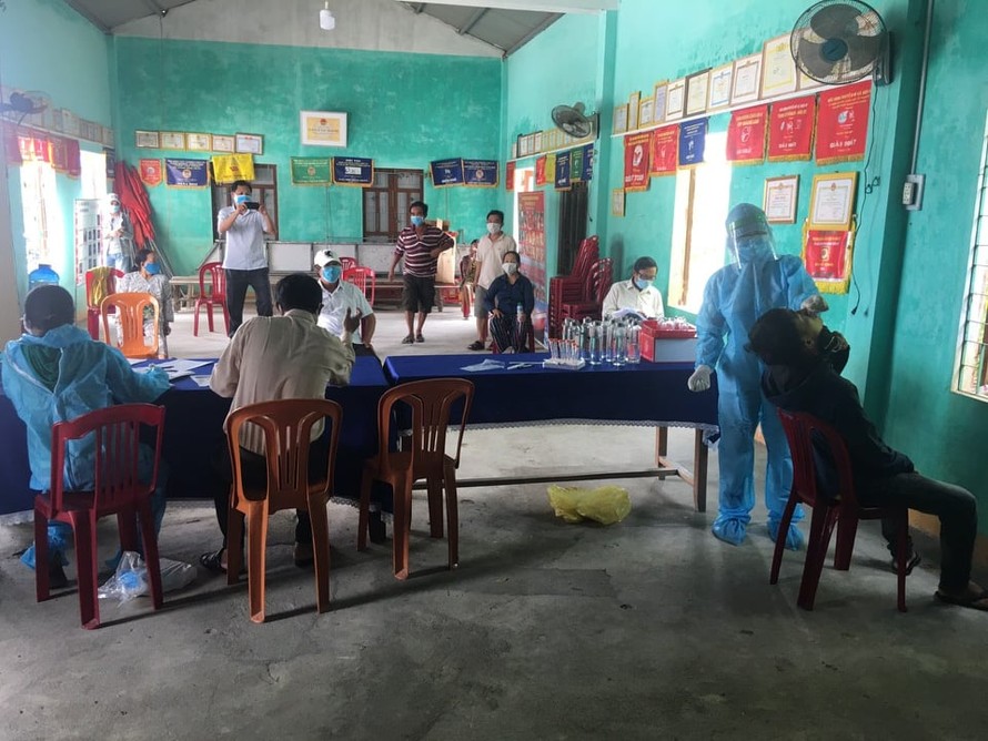 Nhân viên y tế lấy mẫu xét nghiệm COVID-19 cho người dân Quảng Nam