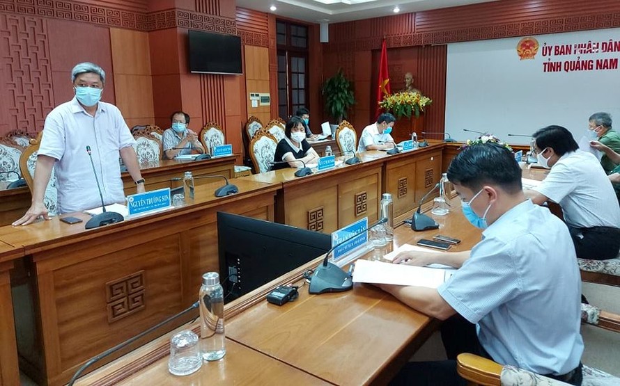 Thứ trưởng Bộ Y tế Nguyễn Trường Sơn làm việc với tỉnh Quảng Nam về công tác phòng, chống dịch COVID-19. Ảnh H. Văn
