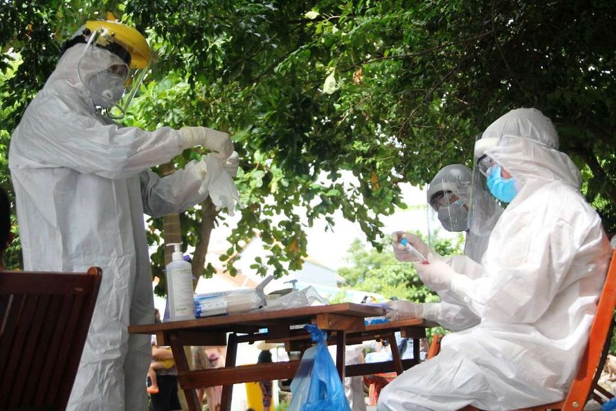 Lấy mẫu xét nghiệm khu dân cư có nguy cơ lây nhiễm ở Quảng Nam