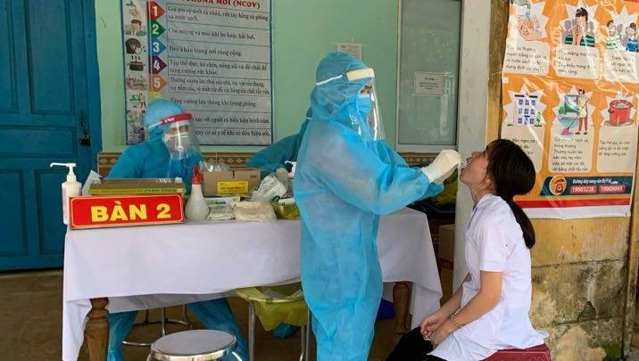 Lực lượng y tế lấy mẫu xét nghiệm cho người dân Quảng Nam