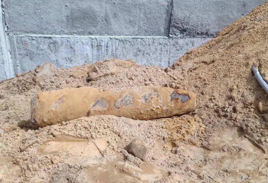 Quả bom dài 1,2 mét, nặng 250kg được người dân phát hiện trong lúc đào móng để xây nhà. Ảnh CTV
