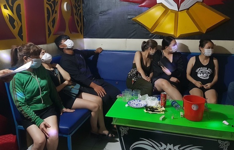 nhóm thanh niên nam nữ tụ tập, phê ma túy trong quán karaoke giữa mùa dịch COVID-19. ảnh CA