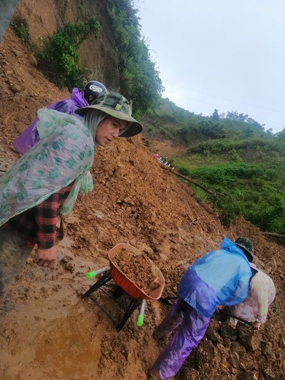 Nhiều tuyến đường ở huyện miền núi Nam Trà My, Quảng Nam bị sạt lở nặng nề