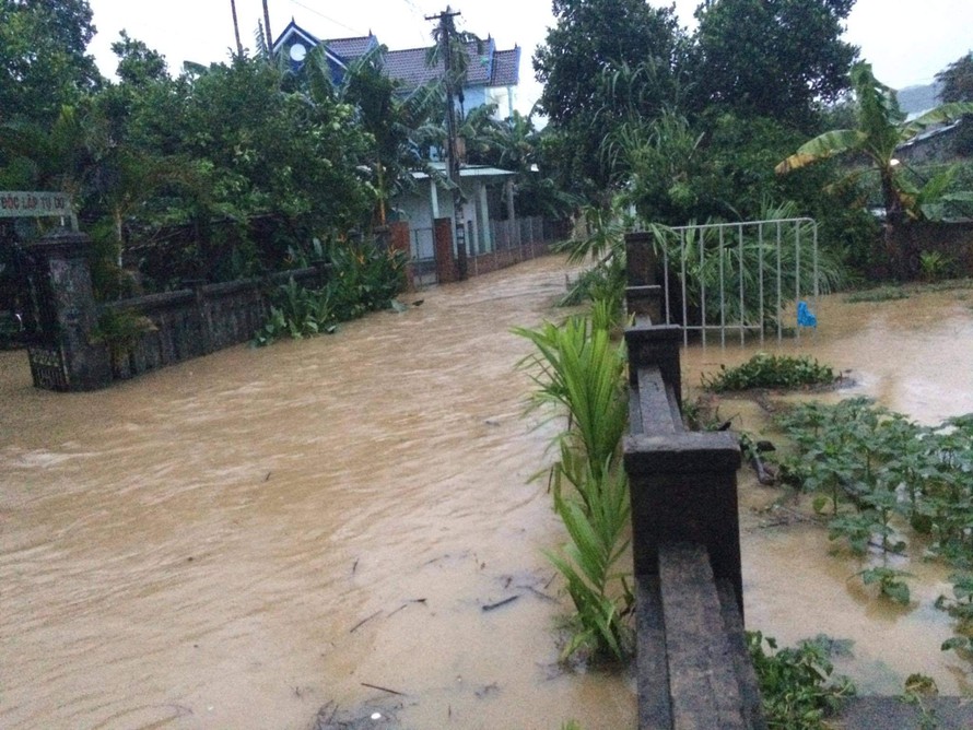 Nước lũ tấn công nhà dân, cô lập nhiều ngôi làng ở Quảng Nam
