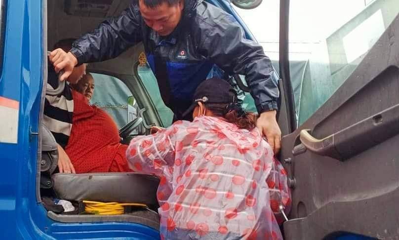 Sản phụ Quảng Nam chuyển dạ được lực lượng chức năng hỗ trợ đưa đến bệnh viện