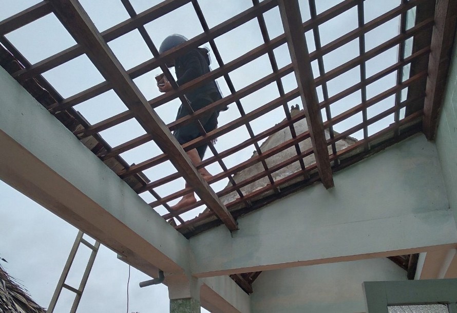 Hàng chục nhà dân xã Bình Hải bị gió giật tốc mái