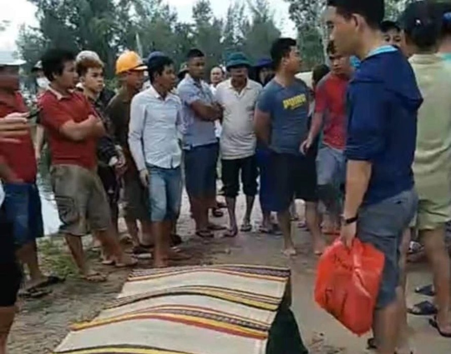 Thi thể bé trai được phát hiện trên sông Trường Giang. ảnh CTV