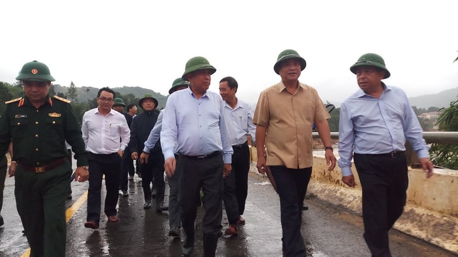 Phó Thủ tướng Thường trực Chính phủ Trương Hòa Bình thăm hỏi tặng quà cho người dân bị ảnh hưởng bởi mưa lũ