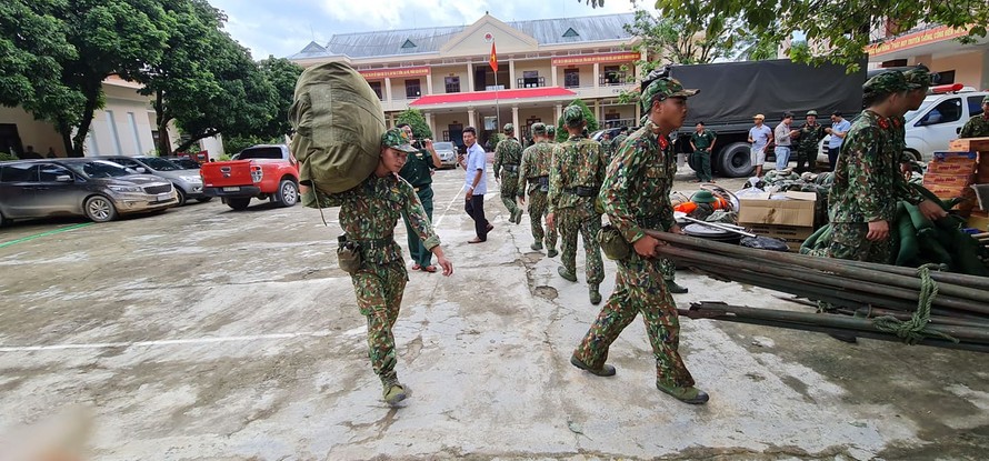 Quân đội hành quân vào Trà Leng, tìm kiếm cứu hộ người mất tích