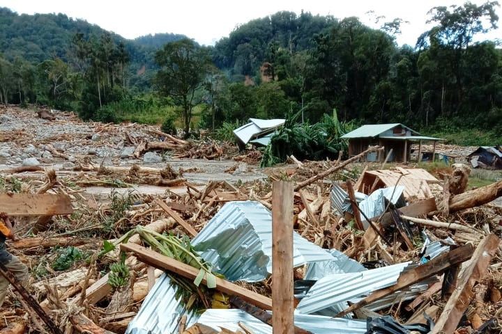 Những ngôi nhà bị đổ sập do sạt lở tại huyện Phước Sơn. Ảnh CTV