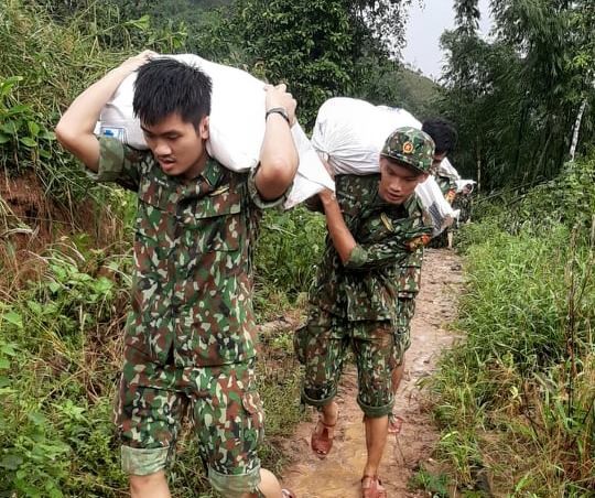 Cán bộ chiến sỹ cõng gạo, vượt đường rừng để tiếp tế cho bà con bị cô lập xã Phước Thành