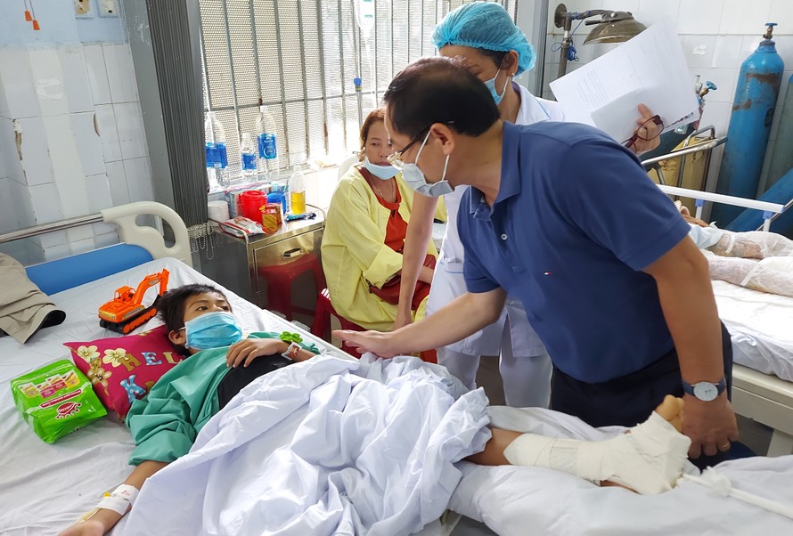 Ông Lê Xuân Sơn, Tổng Biên tập Báo Tiền phong cùng đoàn đến thăm hỏi, động viên và tặng quà hỗ trợ cho nạn nhân vụ sạt lở ở Trà Leng đang điều trị tại Bệnh viện Đa khoa Quảng Nam