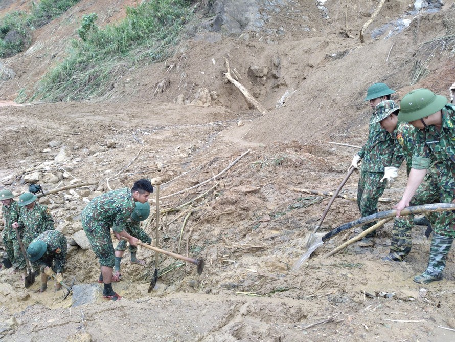 Lật từng phiến đá, bới bùn đất tìm cán bộ và người dân mất tích ở Phước Lộc