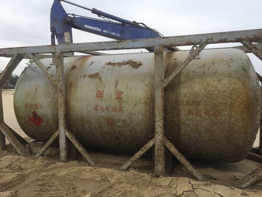 Bồn hóa chất ghi chữ Trung Quốc dạt vào bờ biển Quảng Nam