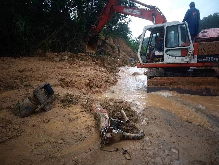 Tìm kiếm nạn nhân mất tích vụ sạt lở ở Quốc lộ 40B đoạn qua xã Trà Tân, huyện Bắc Trà My.