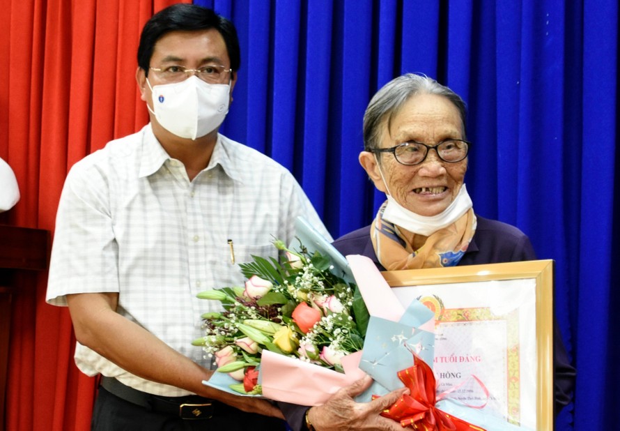 Bí thư Tỉnh ủy Cà Mau trao Huy hiệu 65 năm tuổi Đảng cho đảng viên Nguyễn Thị Hồng (Sáu Hồng)