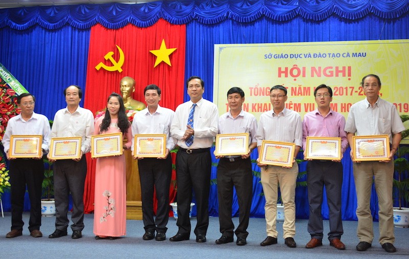 Ông Trần Hồng Quân, Phó chủ tịch UBND tỉnh Cà Mau trao bằng khen cho tập thể, cá nhân có thành tích xuất sắc giáo dục- đào tạo 