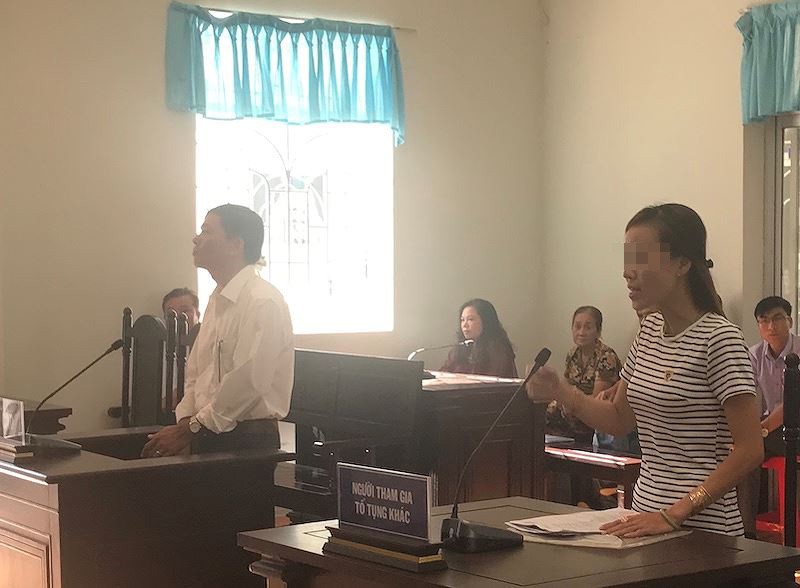 Bị cáo Nguyễn Văn Thịnh và nạn nhân Đ. T. K. L tại toà ngày 29/11/2018