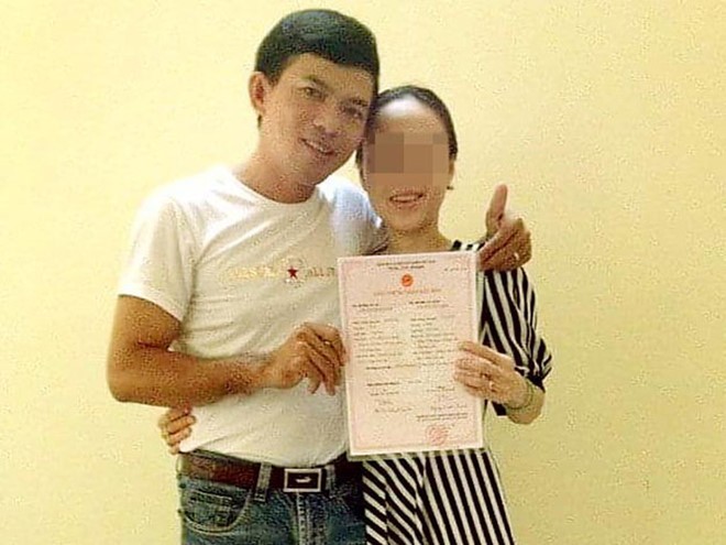 Nguyễn Văn Thịnh cùng với cô L và giấy chứng nhận kết hôn giả. Ảnh do nạn nhân cung cấp.