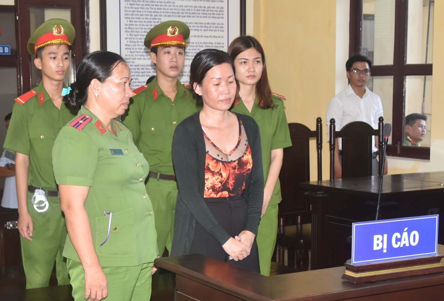 Bà Trần Thị Phương Mai mặc áo đen, nghe tuyên án
