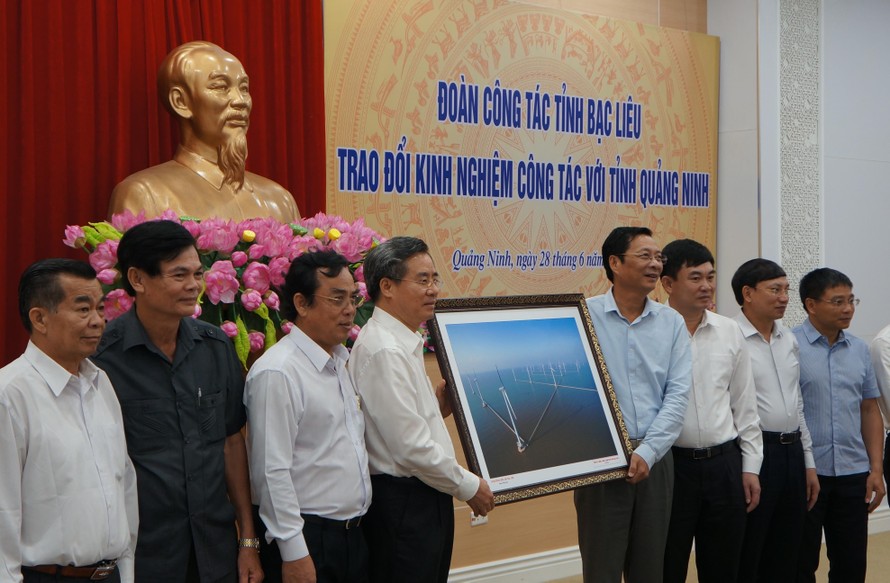 Đoàn cán bộ chủ chốt tỉnh Bạc Liêu tặng ảnh lưu niệm công trình điện gió Bạc Liêu cho lãnh đạo tỉnh Quảng Ninh.