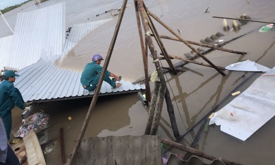 Sạt lở kinh hoàng khiến 12 căn hộ ven sông Năm Căn thiệt hại hoàn toàn