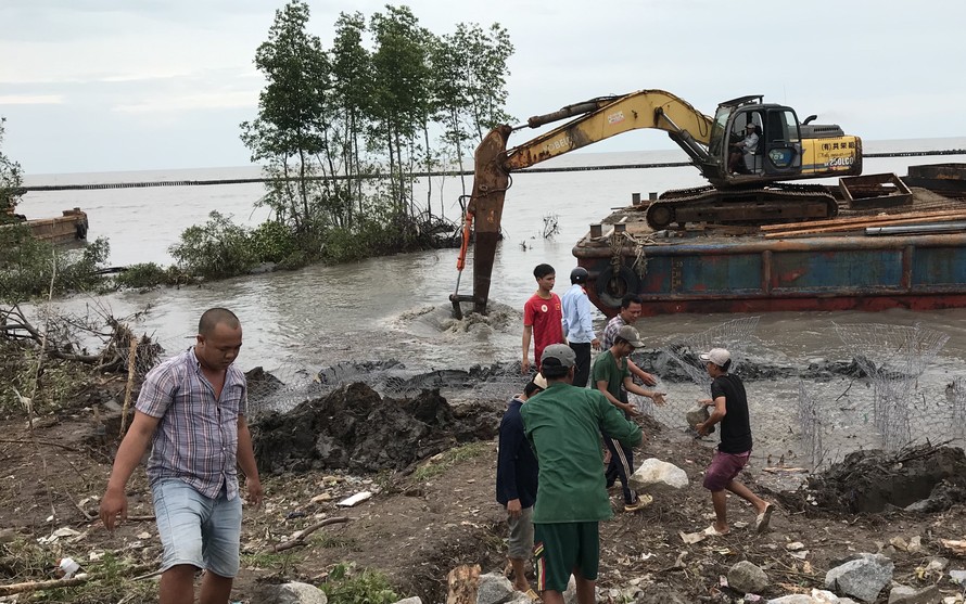 Gió mạnh, triều cường, sóng biển uy hiếp đê biển Tây