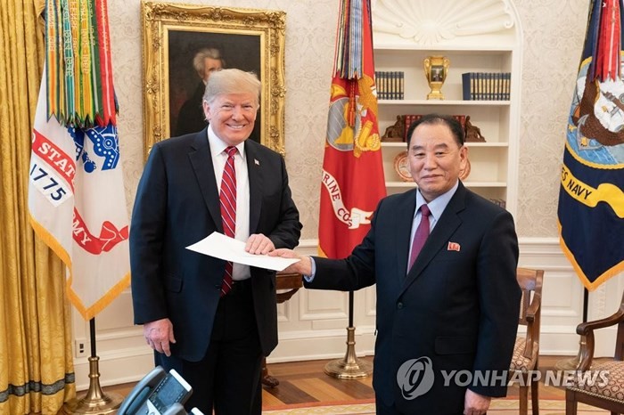 Ông Kim Yong-chol trao bức thư của Chủ tịch Triều Tiên Kim Jong-un cho Tổng thống Mỹ Donald Trump tại Washington