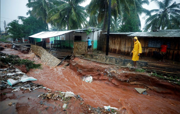 Lốc xoáy kèm mưa lớn gây ra lũ lụt đã cuốn bay nhiều ngôi nhà ở phía bắc Mozambique. Ảnh: Reuters