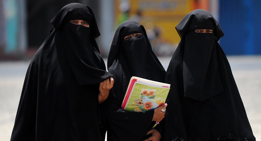 Việc trùm đầu và đeo khăn che mặt phổ biến ở phụ nữ Hồi giáo. Ảnh: AFP