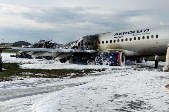 Hiện trường vụ tai nạn máy bay Sukhoi Superjet 100 khiến 41 người thiệt mạng. Ảnh: Reuters