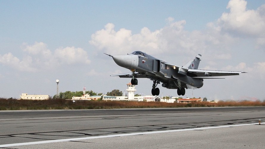 Một máy bay tấn công Su-24 của Nga cất cánh từ căn cứ không quân Khmeimim ở Syria. Ảnh: Sputnik