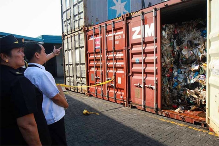 Các container rác thải sinh hoạt dán nhãn phế liệu nhựa vẫn tồn đọng tại cảng ở Philippines hơn 6 năm nay