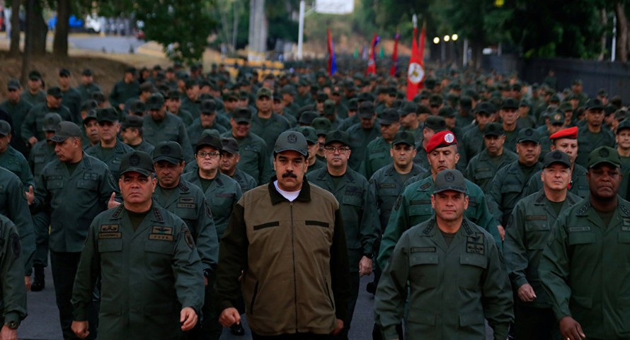 Tổng thống Venezula Nicolas Maduro đi cùng Bộ trưởng Quốc phòng. Ảnh: Reuters