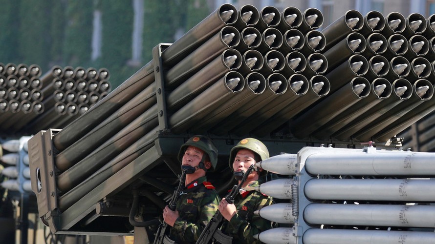Những người lính Triều Tiên bên một bệ phóng tên lửa. Ảnh: Reuters