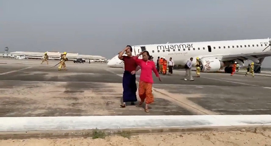 Nhiều hành khách hốt hoảng vội vã rời khỏi sân bay. Ảnh: Reuters