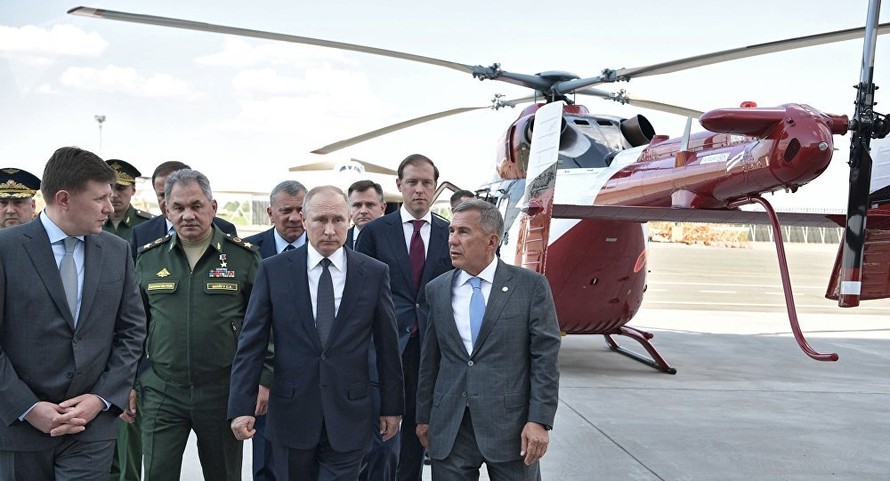 Tổng thống Nga Vladimir Putin trong chuyến thăm nhà máy hàng không Kazan. Ảnh: Sputnik