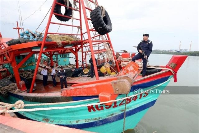 Một trong hai tàu Việt Nam bị lực lượng MMEA Malaysia bắt giữ. Ảnh: New Straits Times